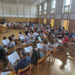 Foto: SINGEN IN DER KIRCHE Probenvormittag in der Mehrzweckhalle